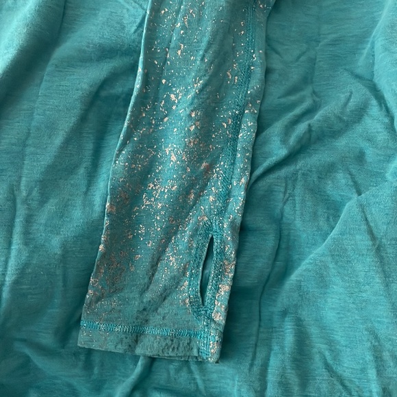 Ivivva girls long sleeve w/ thumb holes size 14 - Picture 3 of 3